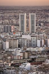 Image du Maroc Professionnelle de  Vue du minaret de la Mosquée Hassan II, cette image nous offre au premier plan le quartier Bourgogne et derrière les deux building du Twin Center à leur droite le quartier Mâarif et à gauche Derb Ghalef ainsi que le quartier des hôpitaux de Casablanca, Lundi 12 Janvier 2009. (Photo / Abdeljalil Bounhar)

